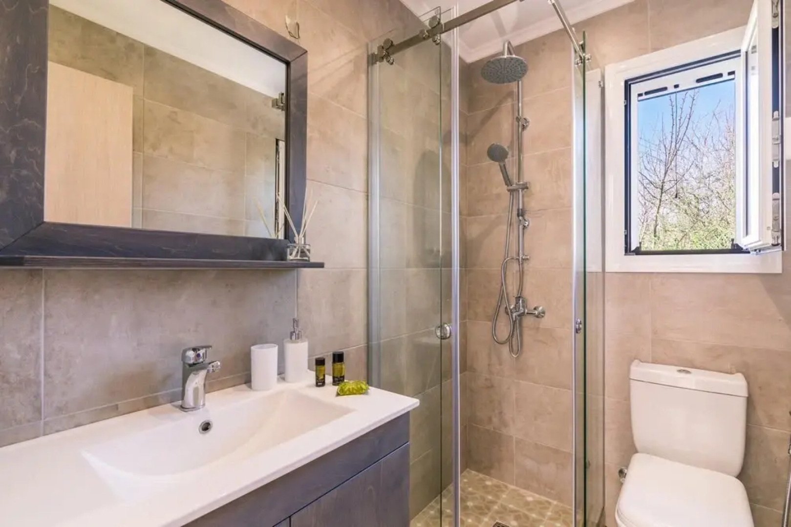 Lamda Apartment by Estia