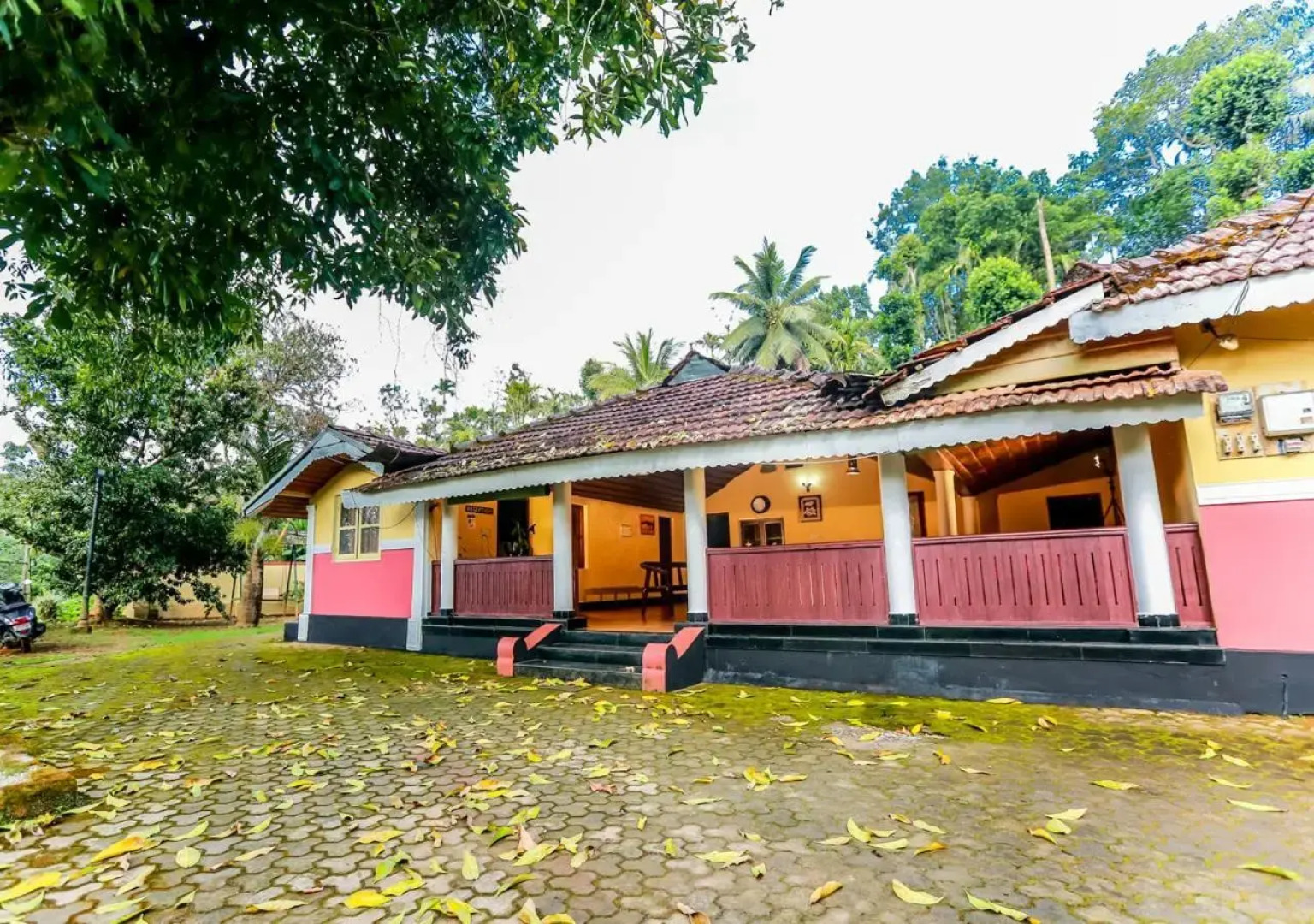 Chandragiri Bungalow by VOYE HOMES