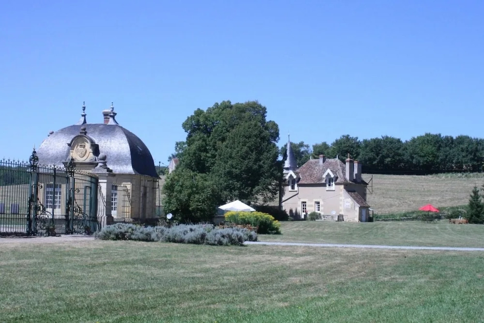 La maison des grilles du château de Prye