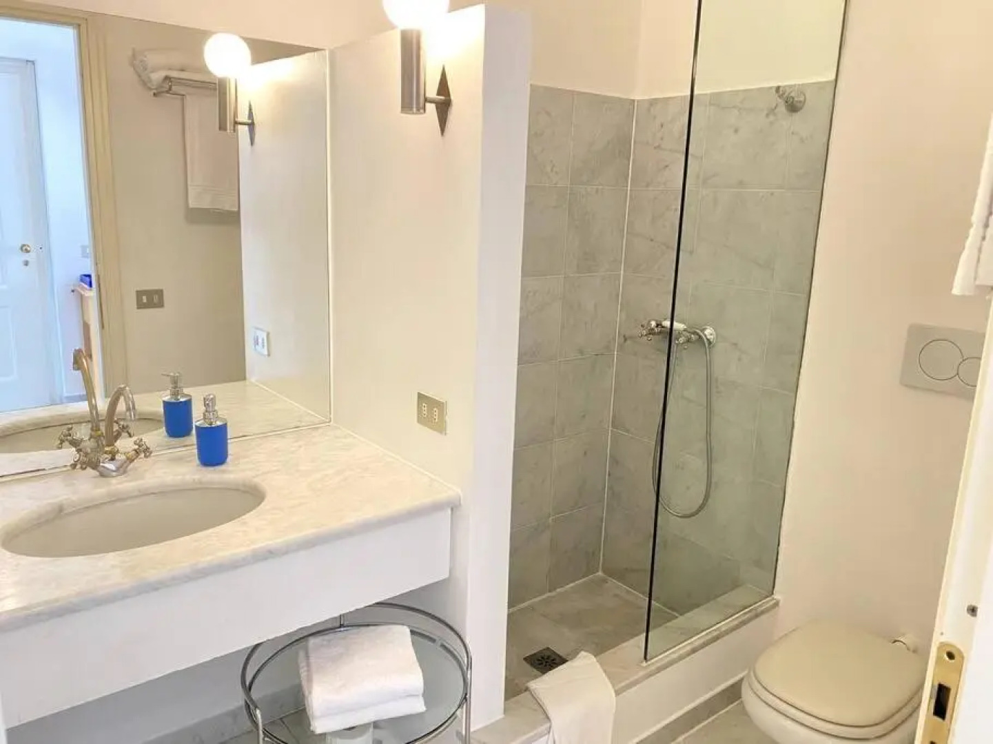 [Charming place with pool, lake and terrace] 135