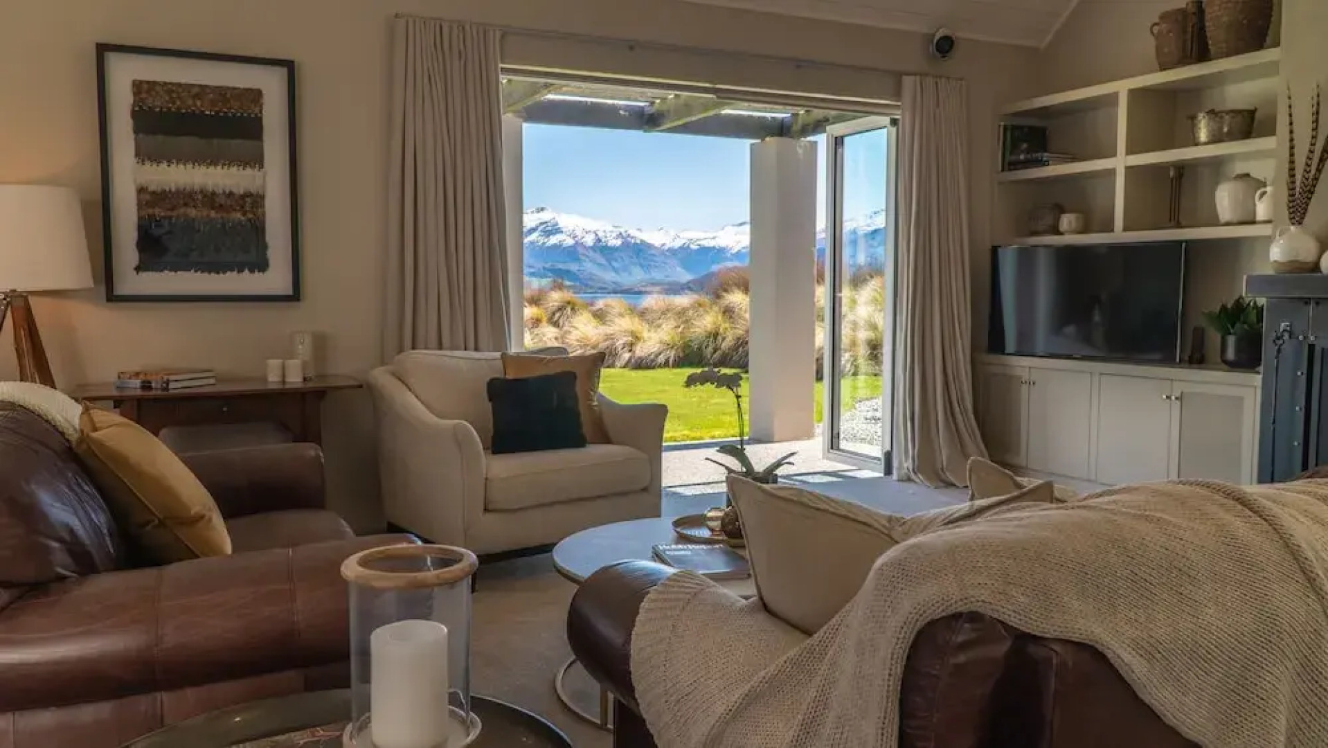 Expansive Family Retreat With Stunning Views of Lake Wanaka and the Mountains