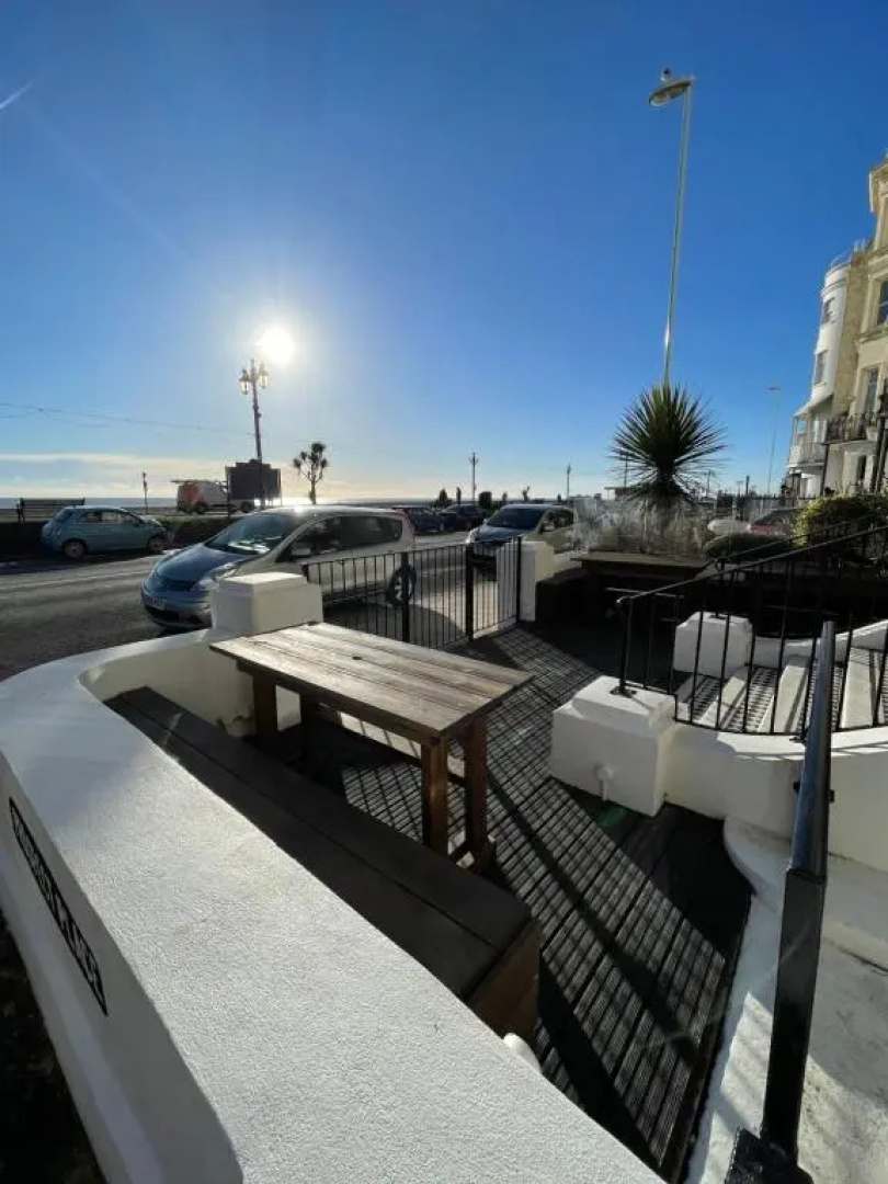 Seaview Flat with Balcony, Spacious 2 Bedroom