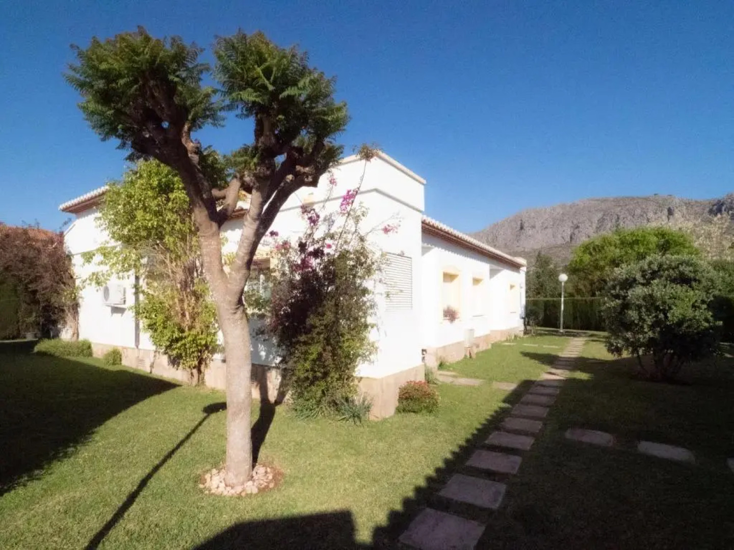 House In Private Urbanization