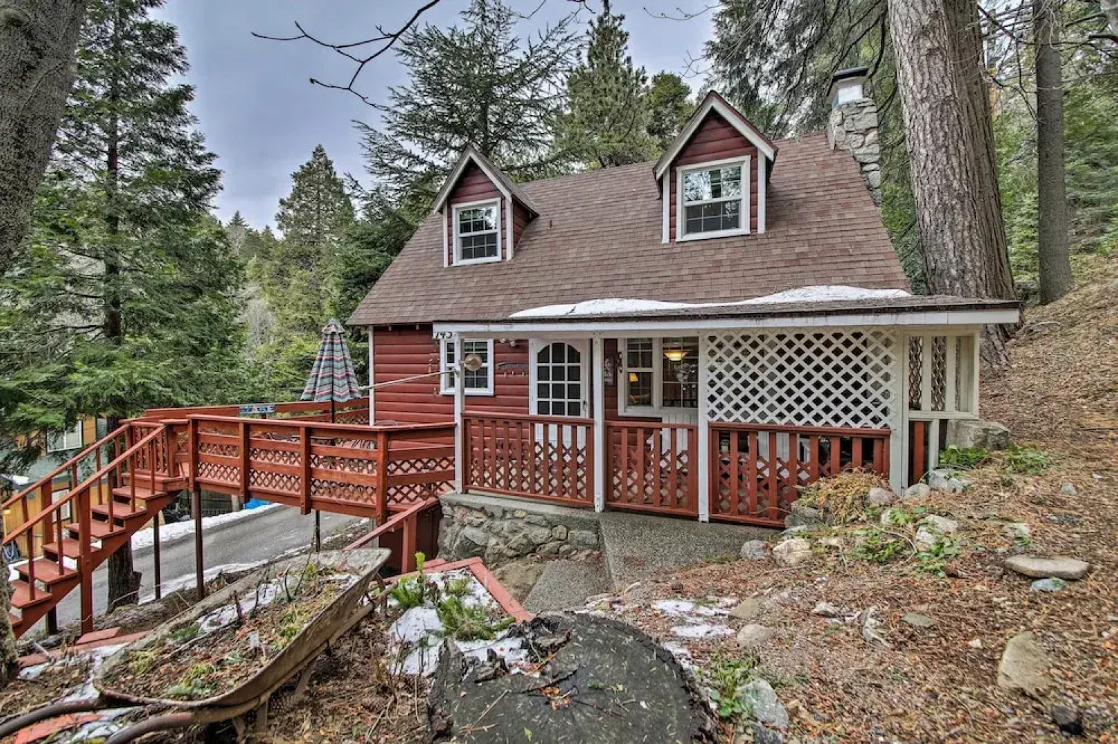 Vintage 'snow White' Cottage ~ 2 Miles to Village!