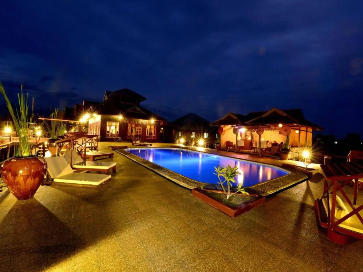 Shwe Inn Tha Floating Resort