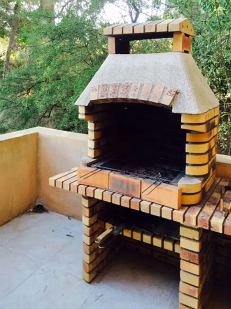 Well-appointed, 3-bedroom House Featuring a Swimming Pool and Terrace