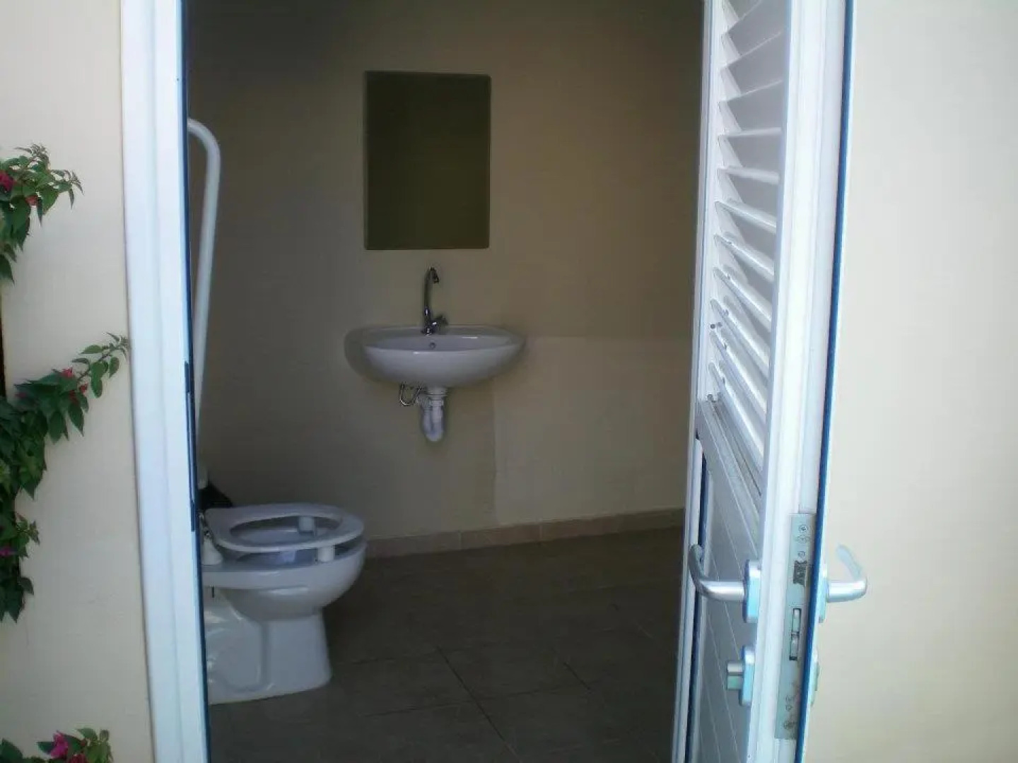 103 ELEGANT 2 bed apartment with free Wifi, AC, pool & gym!