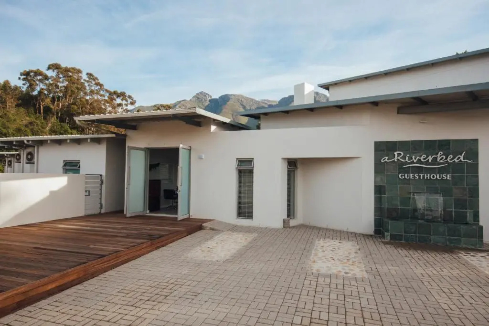 A Riverbed Guesthouse