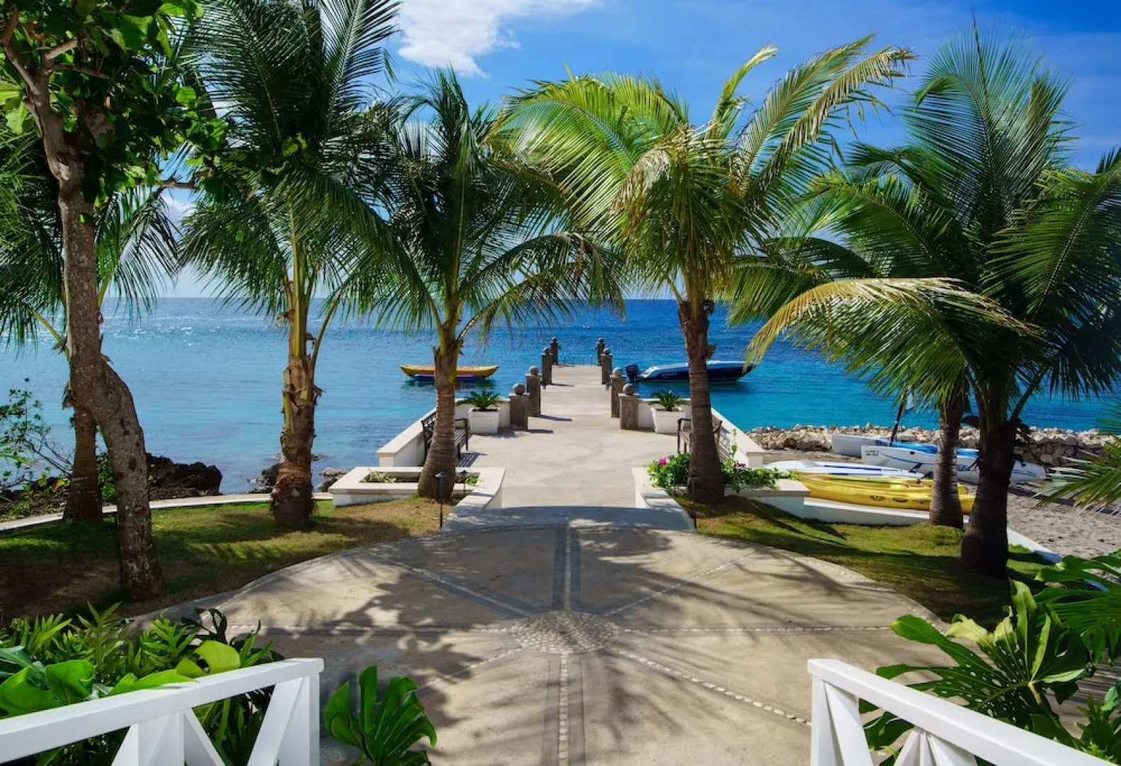 Staffed Round Hill Membership Van/driver 5 Bedroom Villa