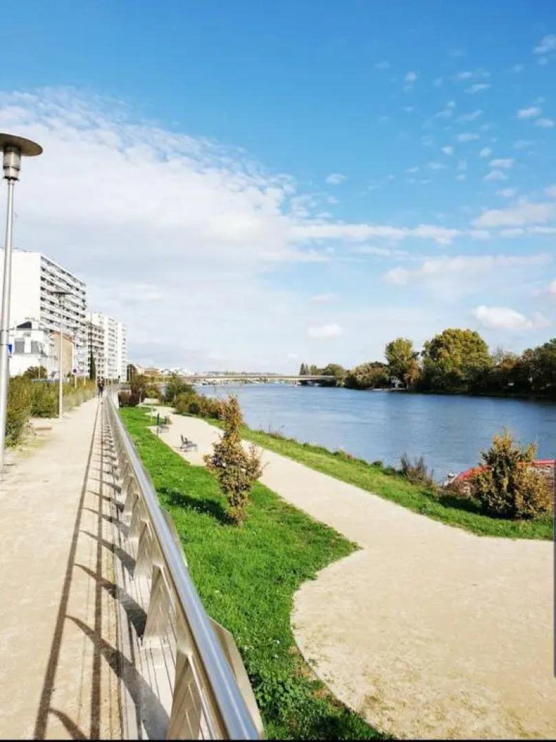 Paris 12mn, Orly 10mn, Joli studio vue sur Seine proche commerces