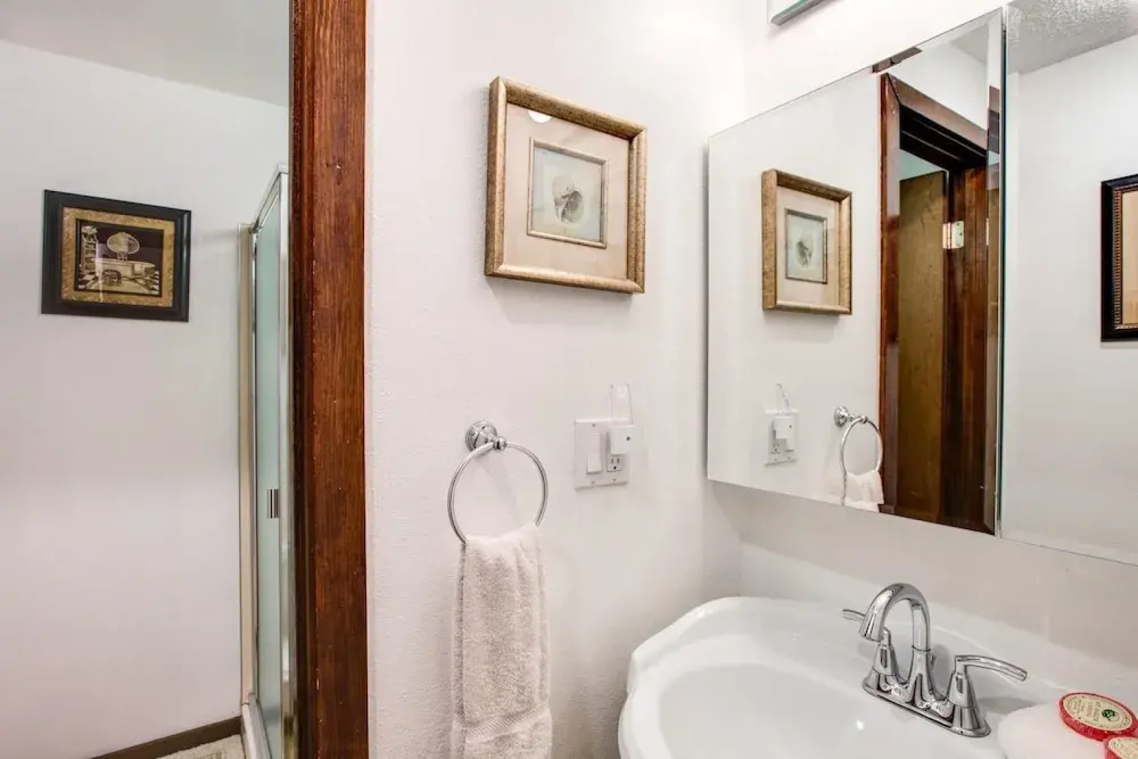 31sw - Fireplace - Wifi - Washer/dryer - Sleeps 4 2 Bedroom Home by RedAwning