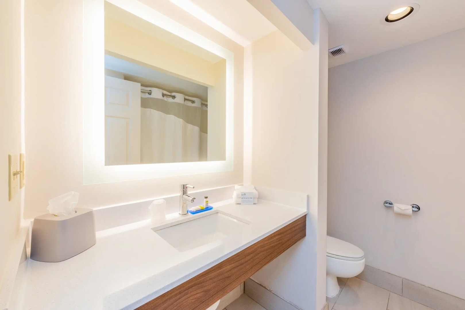 Holiday Inn Express & Suites Bradenton West by IHG