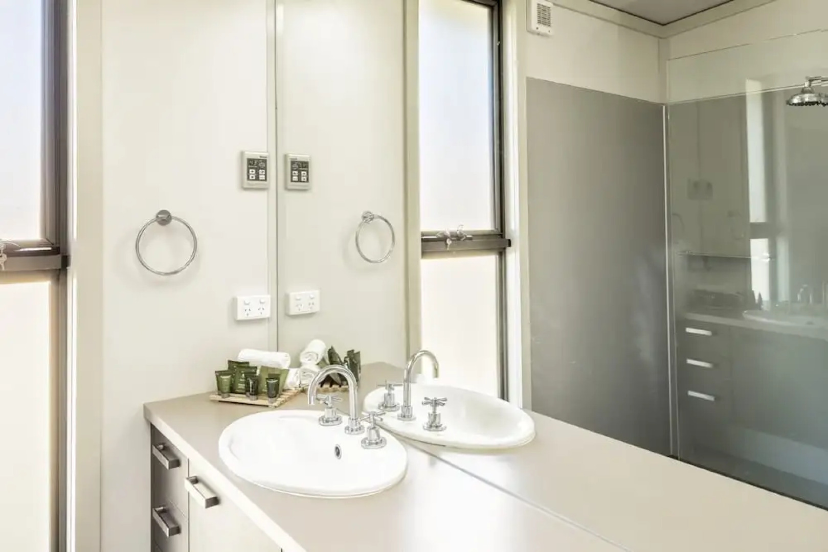 Ecocrackenback 10 'Sustainable, luxurious chalet close to the slopes.'