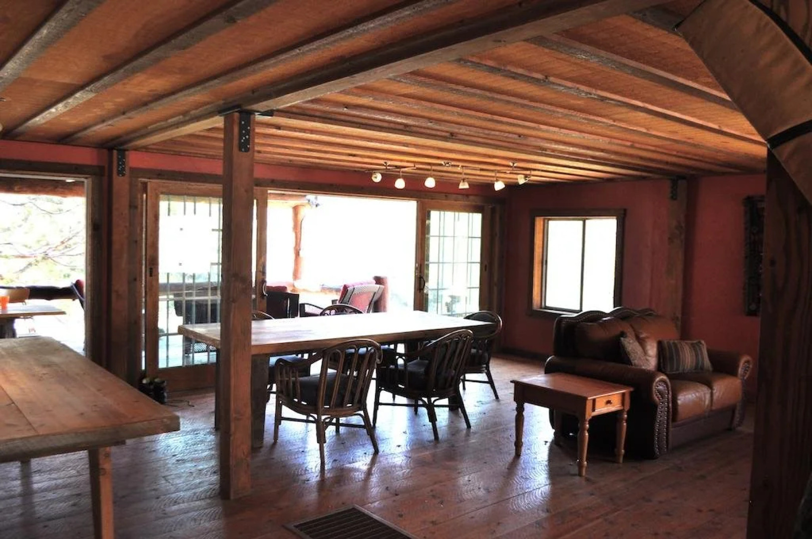 North Yellowstone Lodge and Hostel