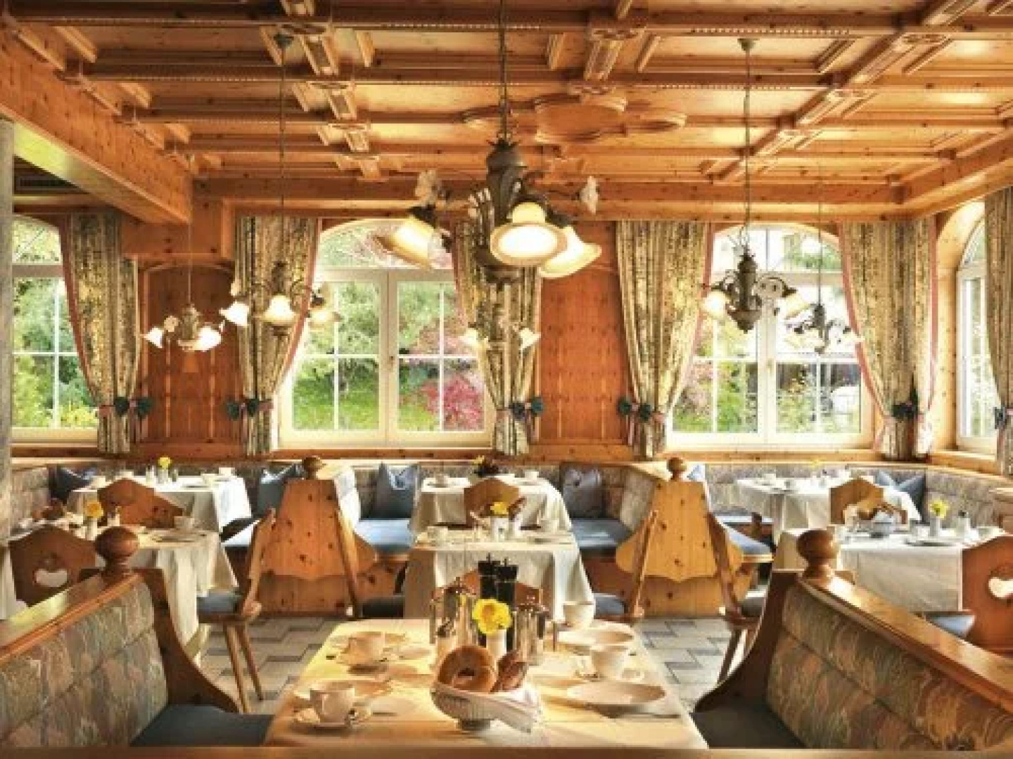 Hotel Rothirsch by Skinetworks