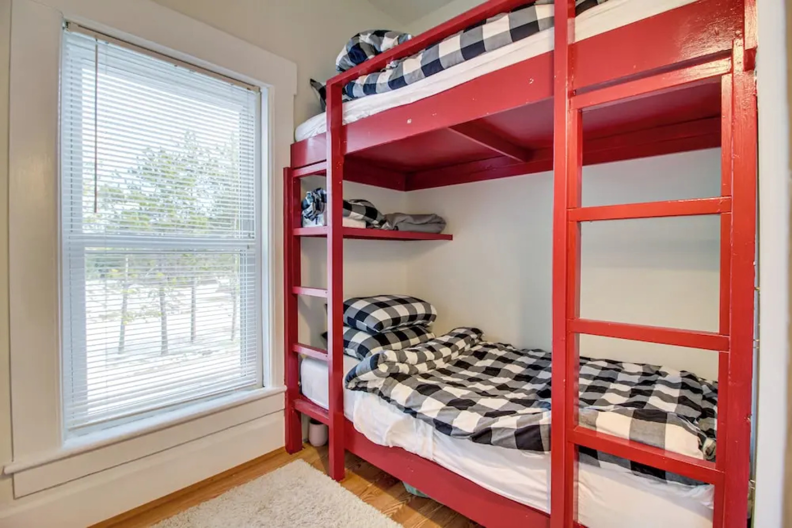 All-season Ludlow Apartment: 3 Mi to Okemo Resort!