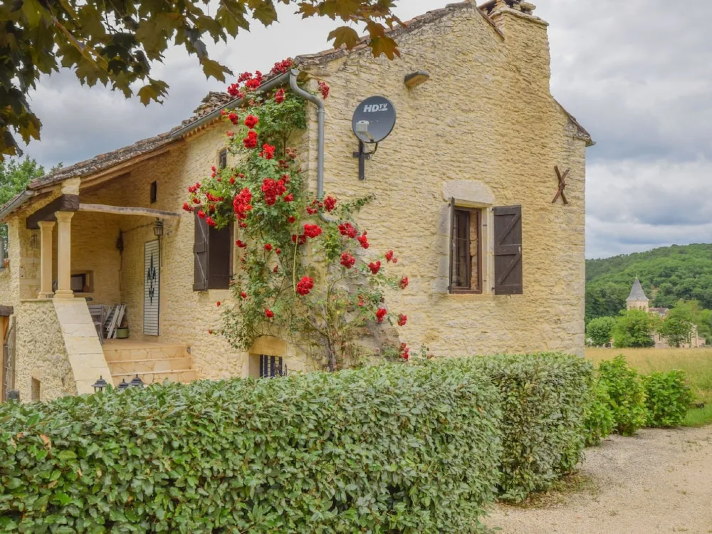 Spacious Villa in Puy-l'évêque With Swimming Pool