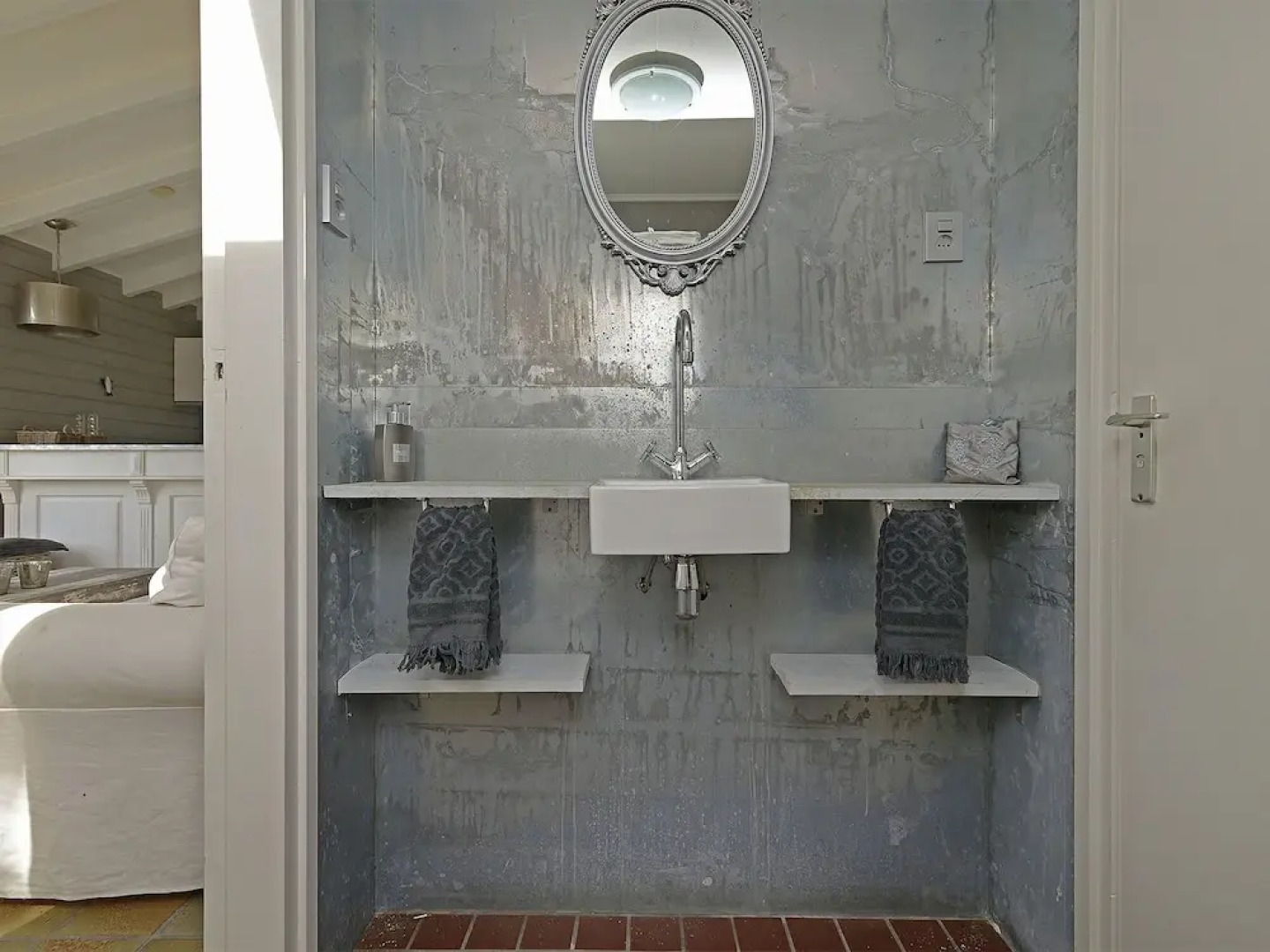 Stylish Bungalow With Gorgeous Location on Reeuwijk Lake