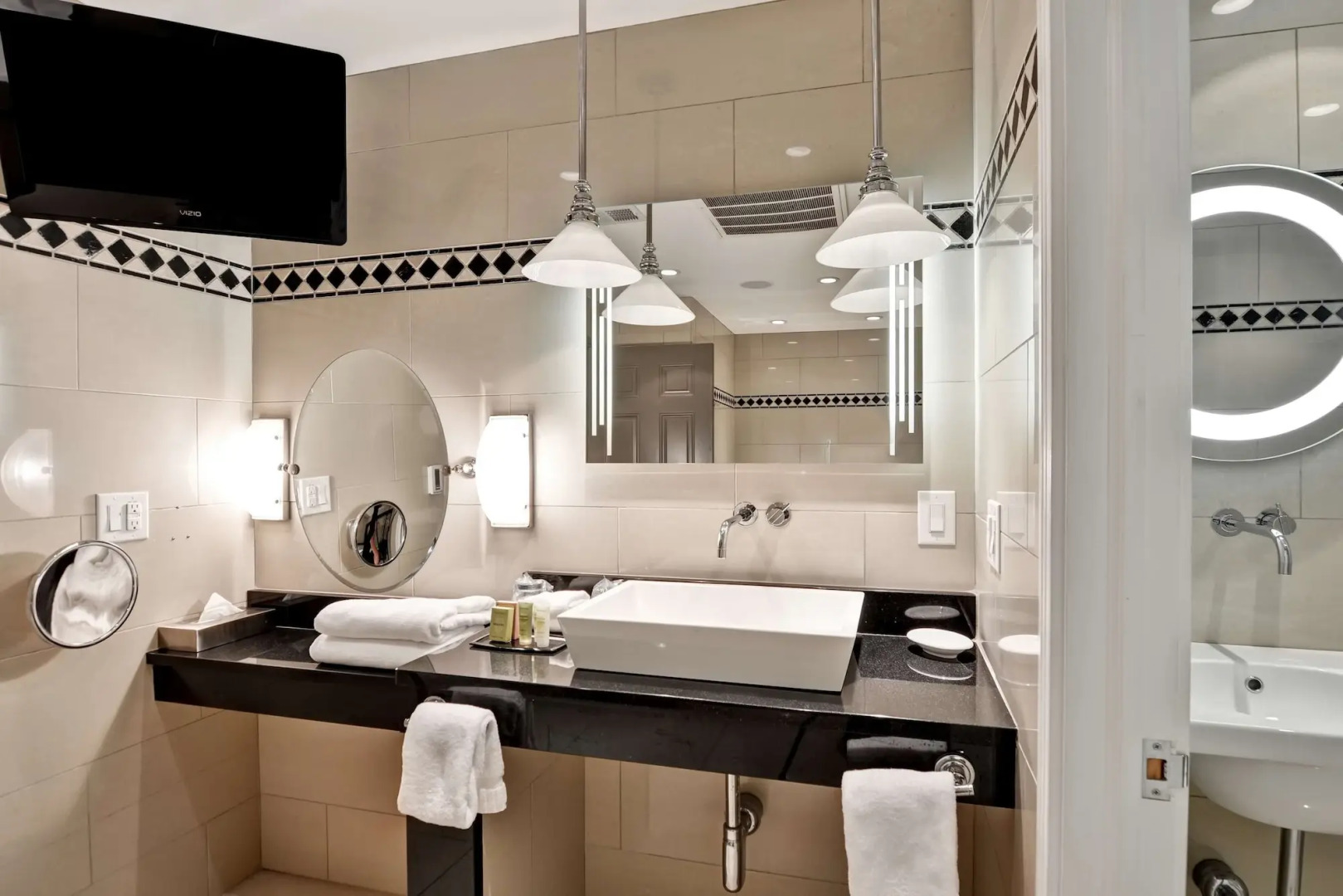 The Cincinnatian Hotel Curio Collection by Hilton