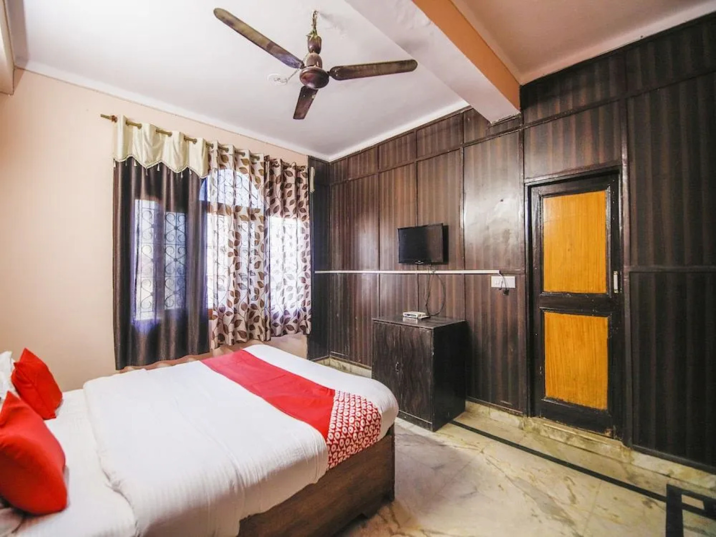 OYO 24753 Hotel Preet