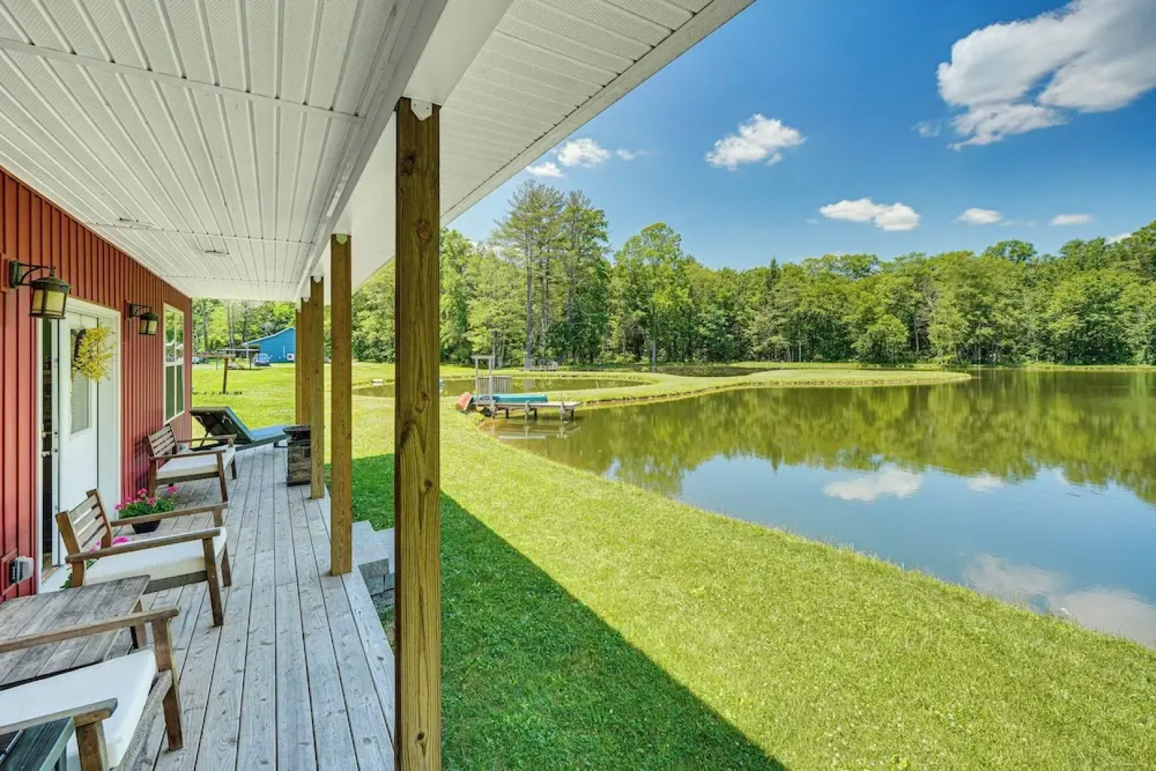 Close to Slopes: Lakeside Cottage in Pocono Mtns