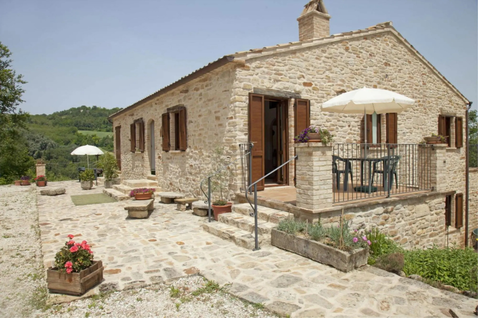 Villa with private pool between the beaches of the Adriatic Sea and the Sibillini National Park-Villa Agave