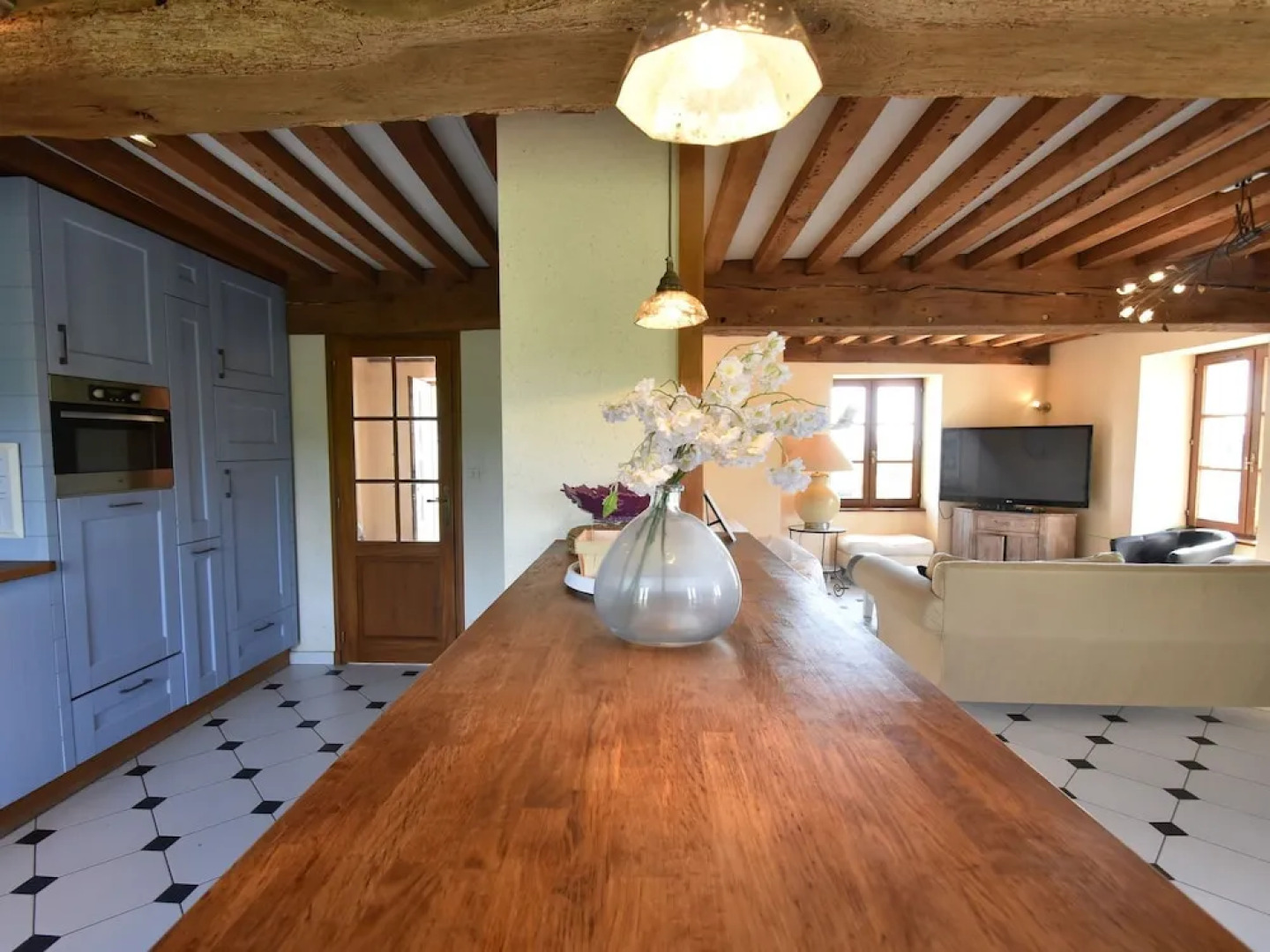 Spacious Mansion in Vinzelles With Swimming Pool