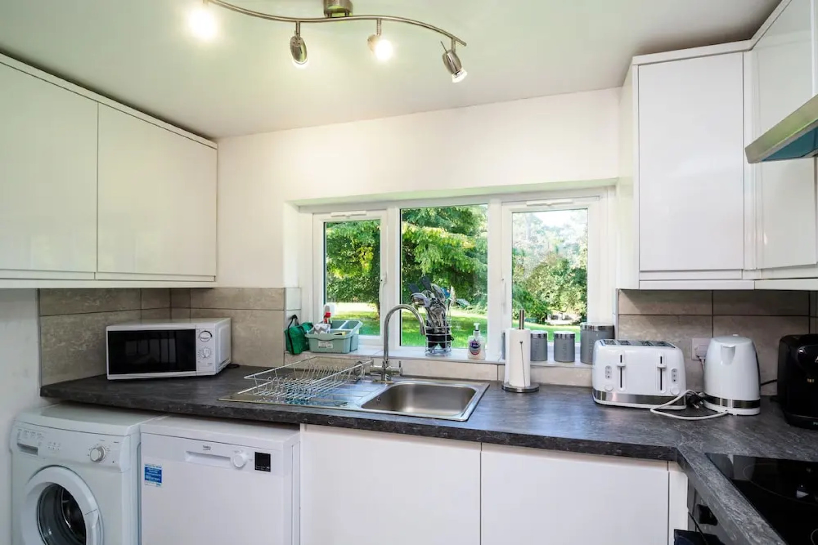 The WhiteCottage at Gildridge wd Hot Tub