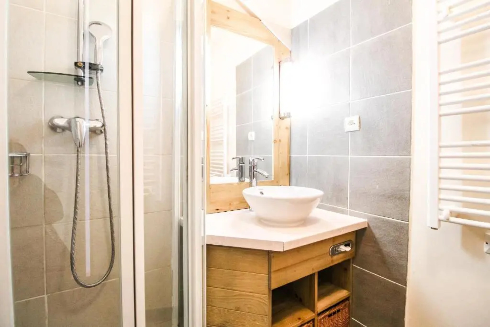 Charming 6th-floor 2-bedroom apartment with fireplace