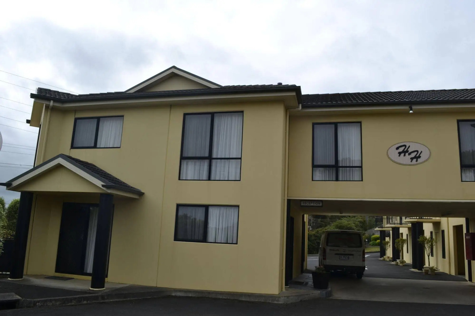 Hopkins House Motel & Apartments