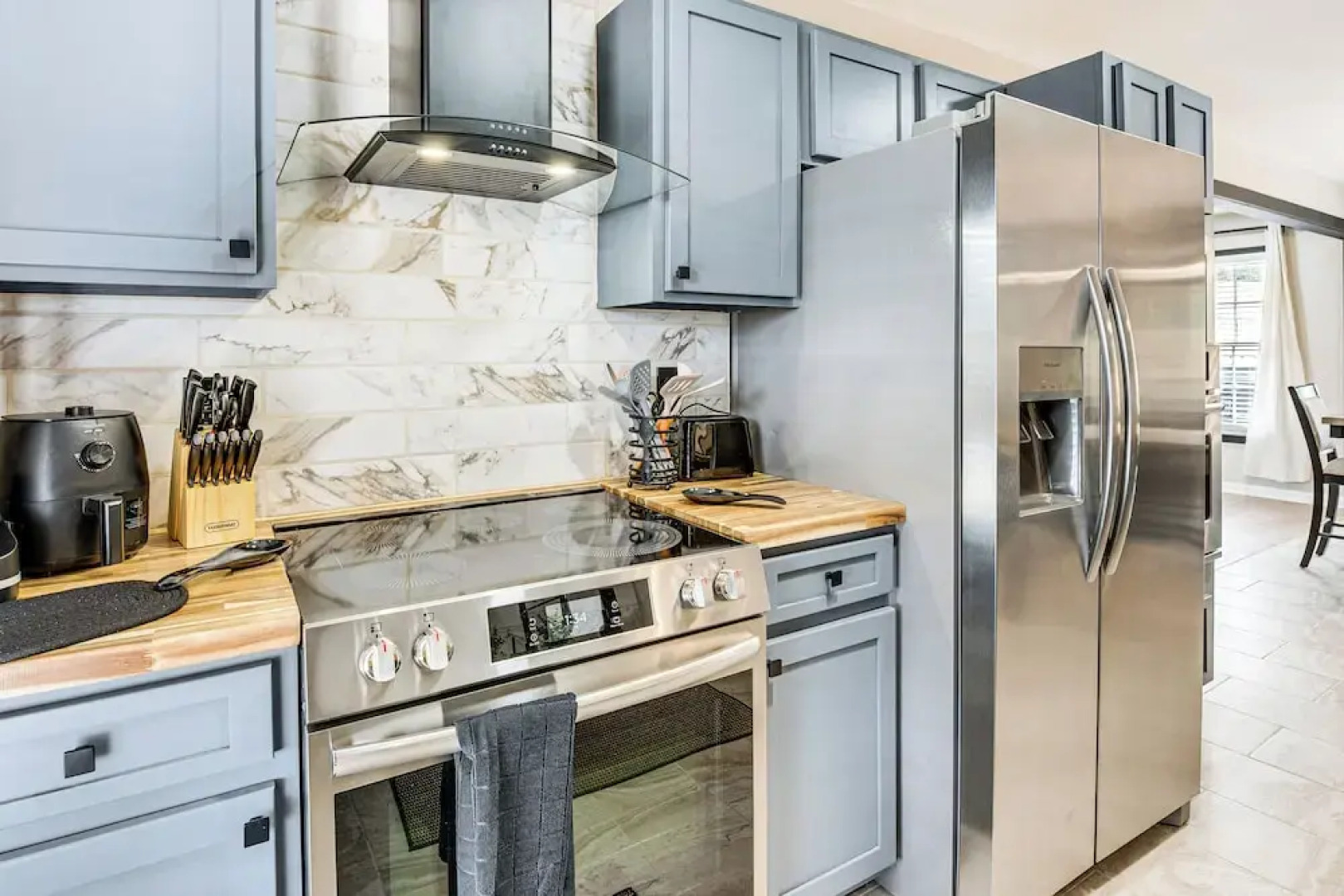 4 Mi to Airport: Atlanta Home w/ Deck & Hot Tub