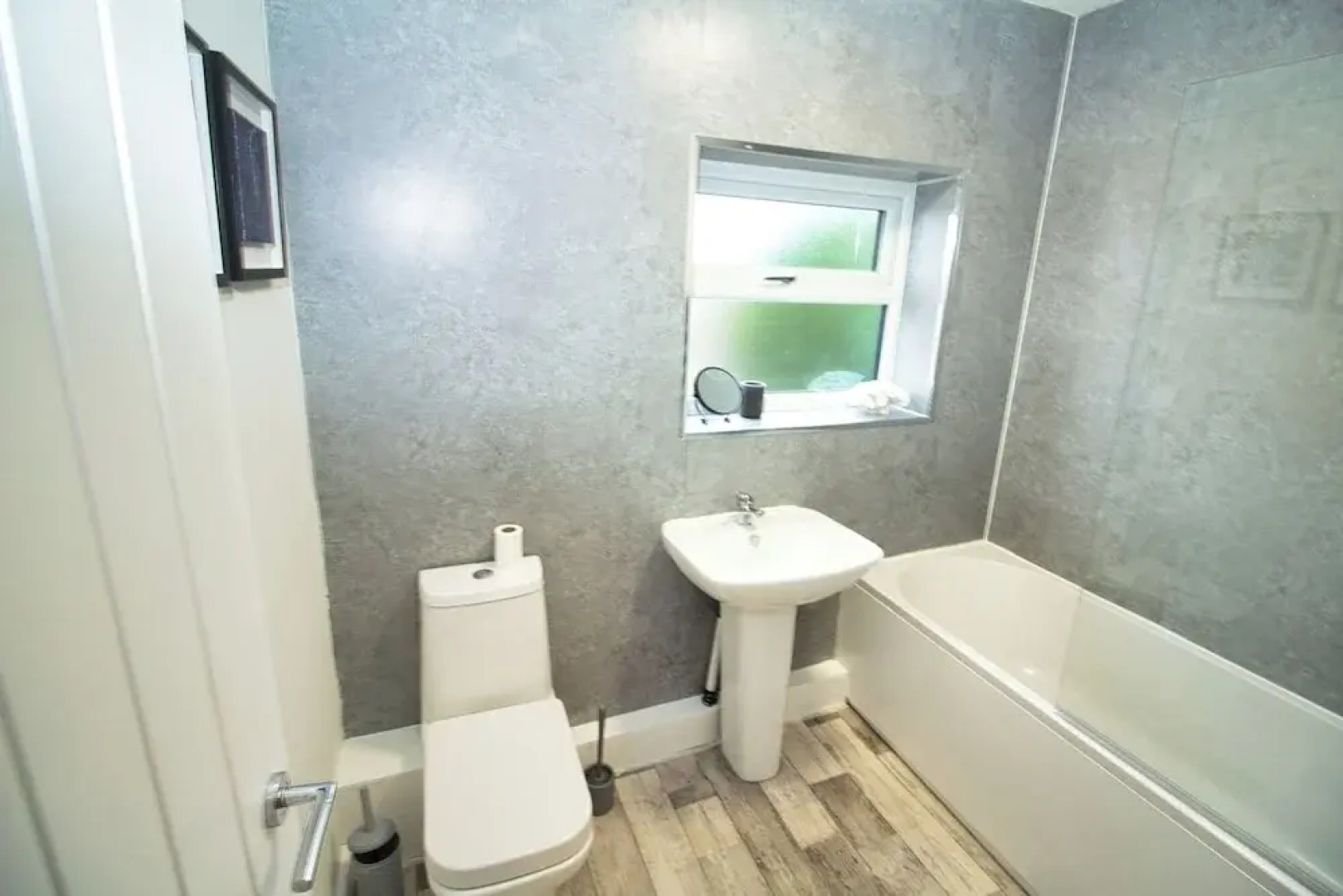 Spacious 3 Bed House - Newly Refurbished