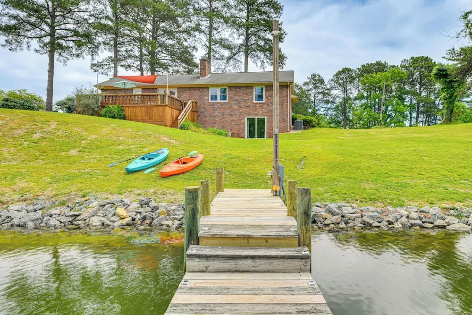 Riverfront Virginia Home - Dock, Fire Pit & Kayaks