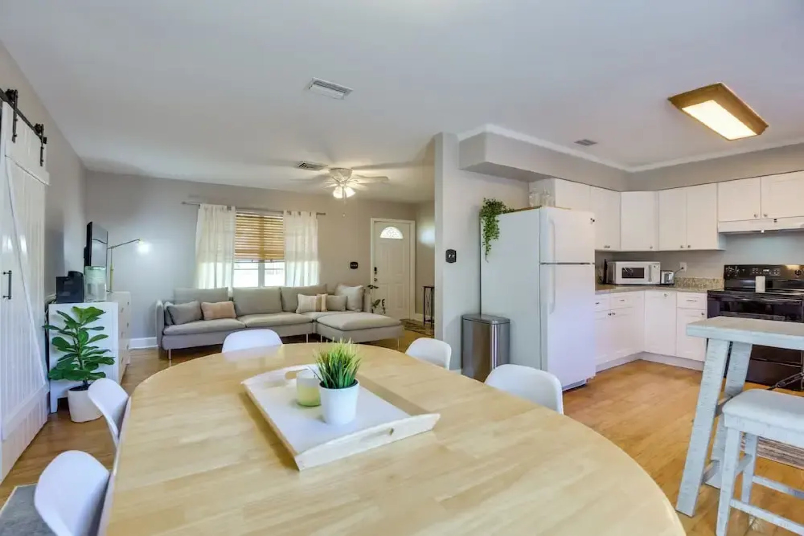 3 Mi to Riverwalk: Pet-friendly Home w/ Yard!