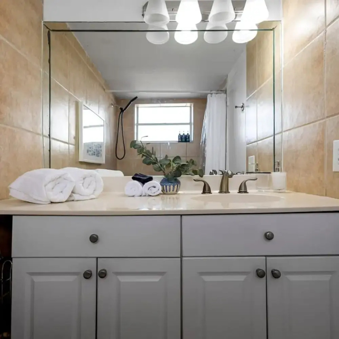 Bayshore Bliss- Cozy Space Pool Views