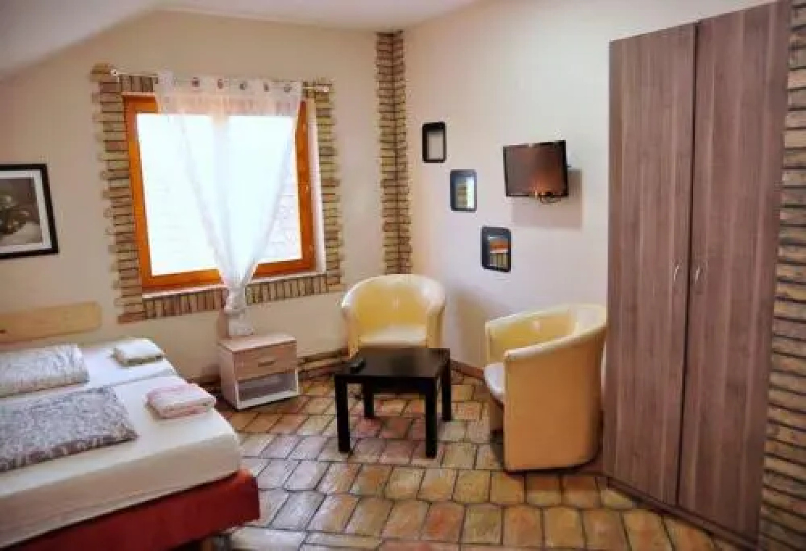 Roadside Restaurant & Caffe Bar