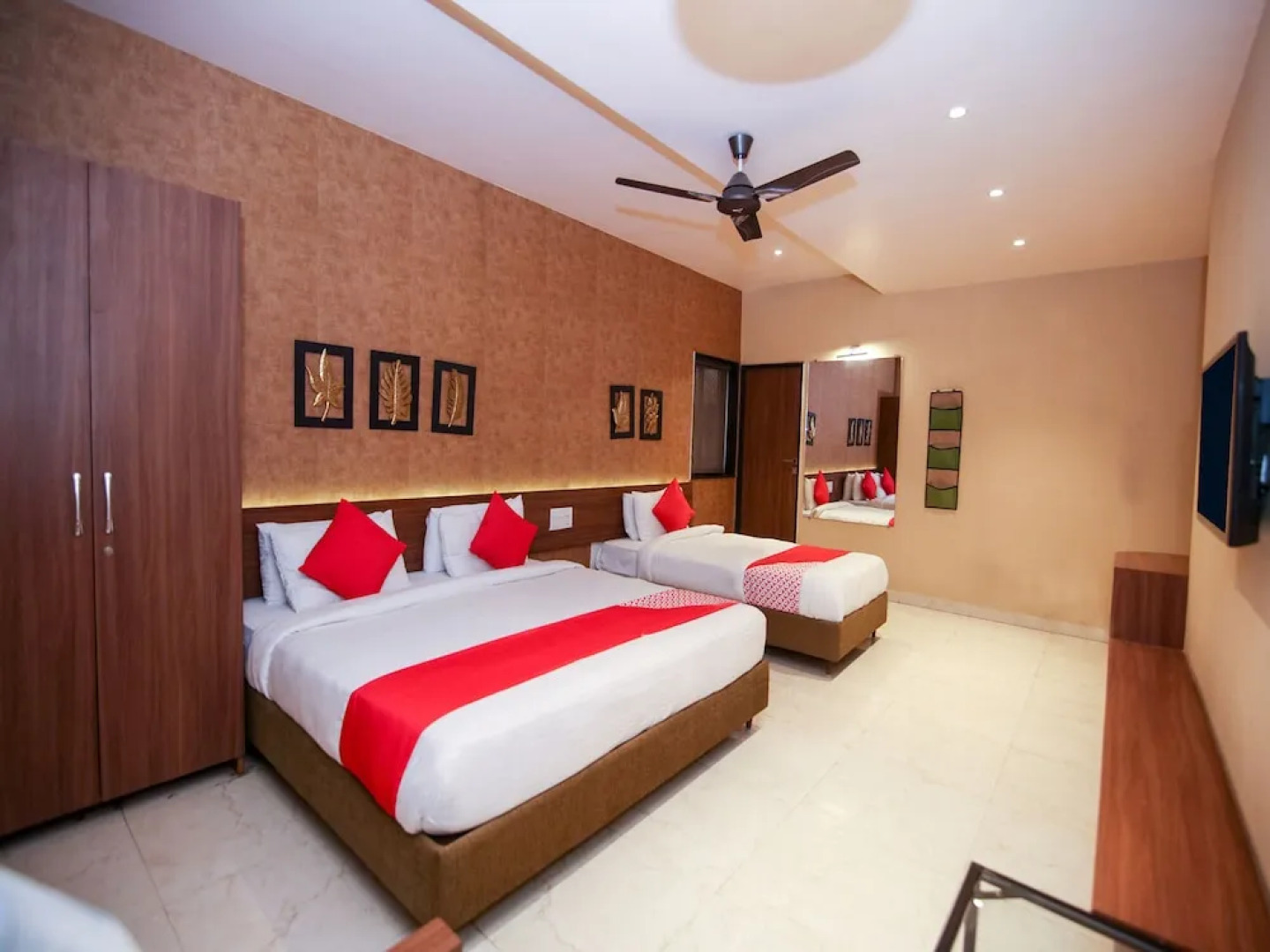 OYO 15123 Hotel Ryaan