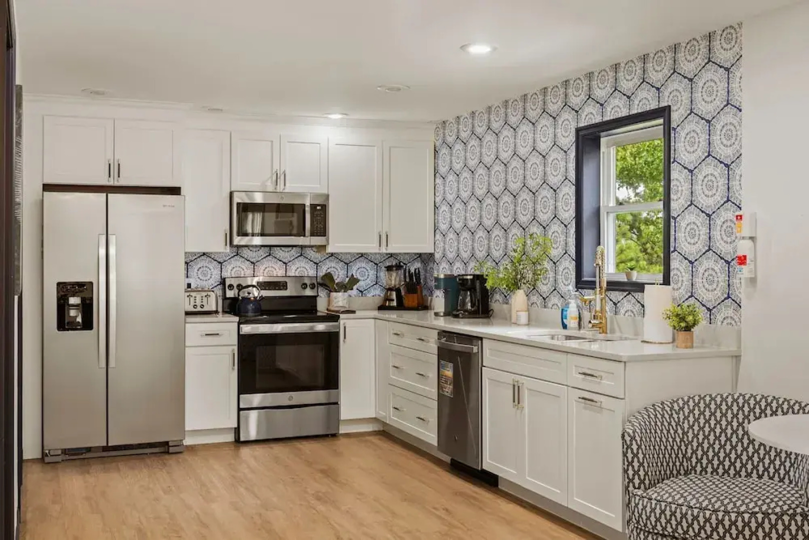 For Lake Sake by Avantstay Lakefront Hot Tub View