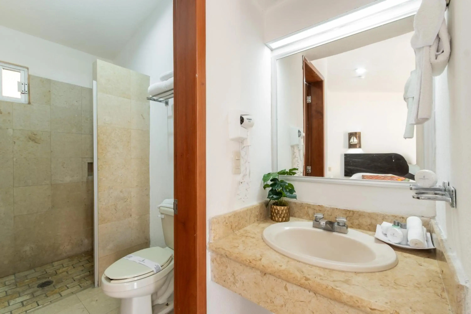 Costa De Oro Beach Hotel