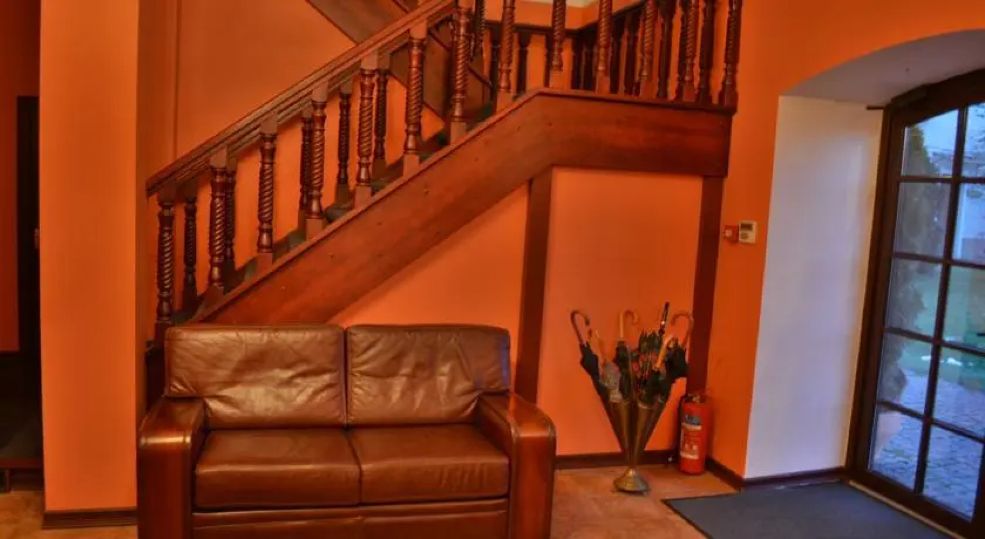 Viesu nams Augstrozes