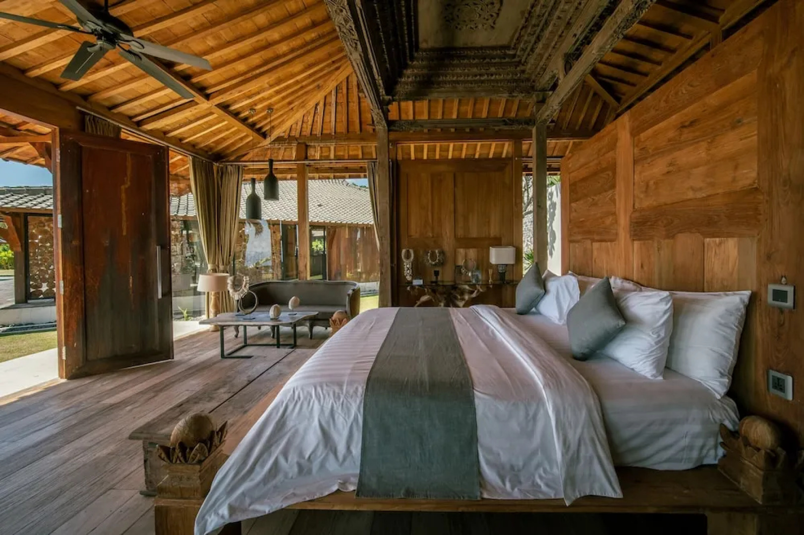 Palatial Wooden Villa, 4br, Lovina