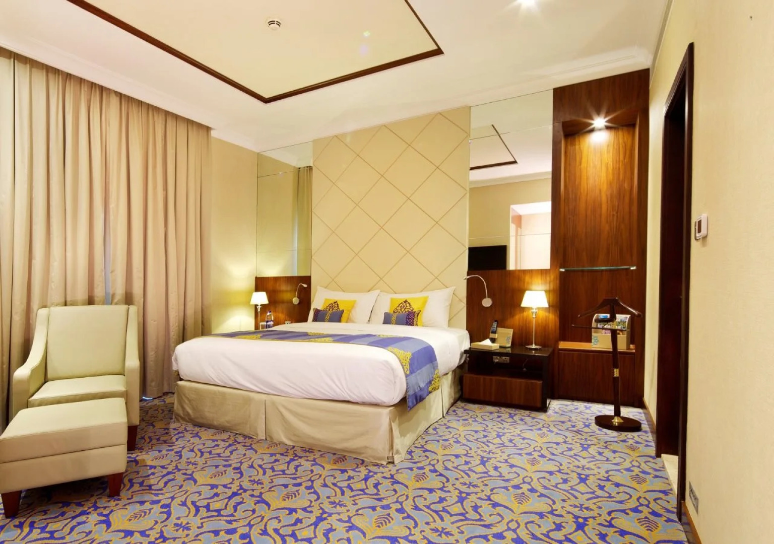 Raviz Center Point Hotel