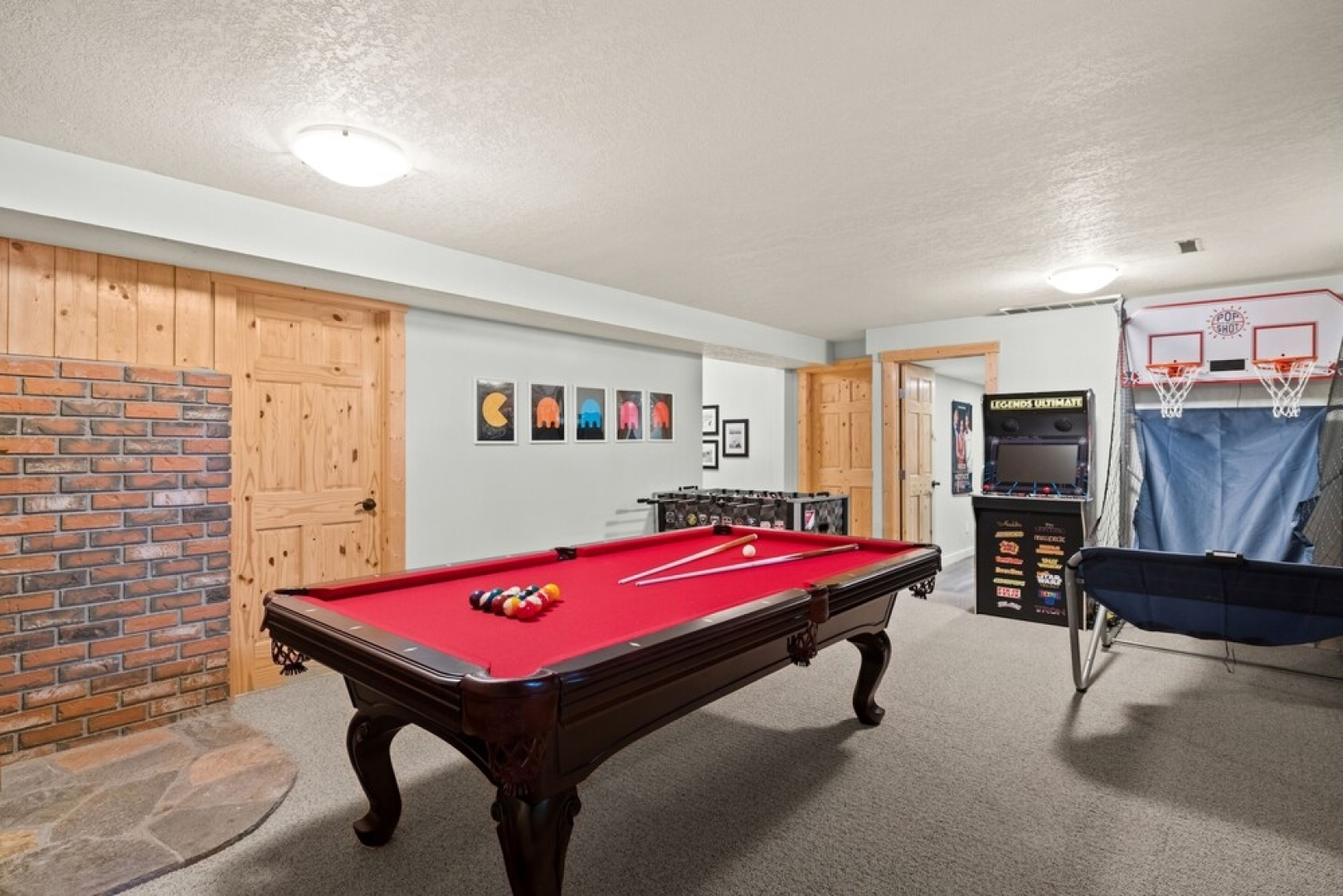 SPACIOUS 3,000 sq2 Luxury Home | PRIVATE Pool & Hot Tub | STEPS to Kinsmen Beach