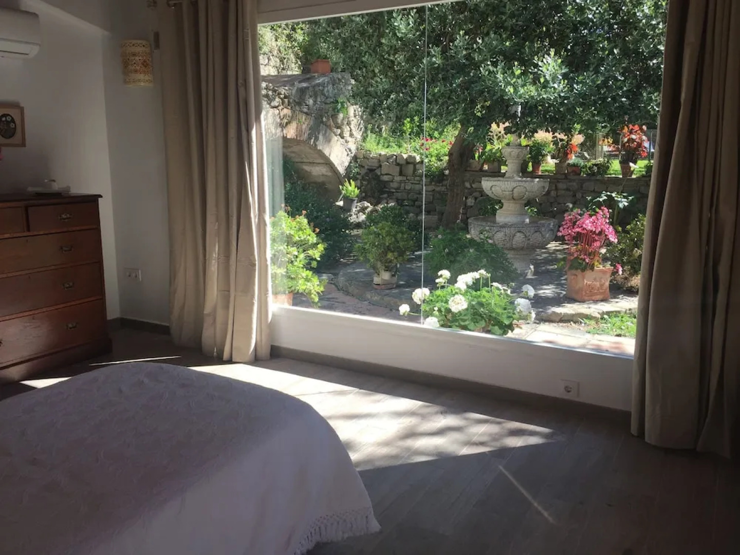 El Estanque y El Almendro