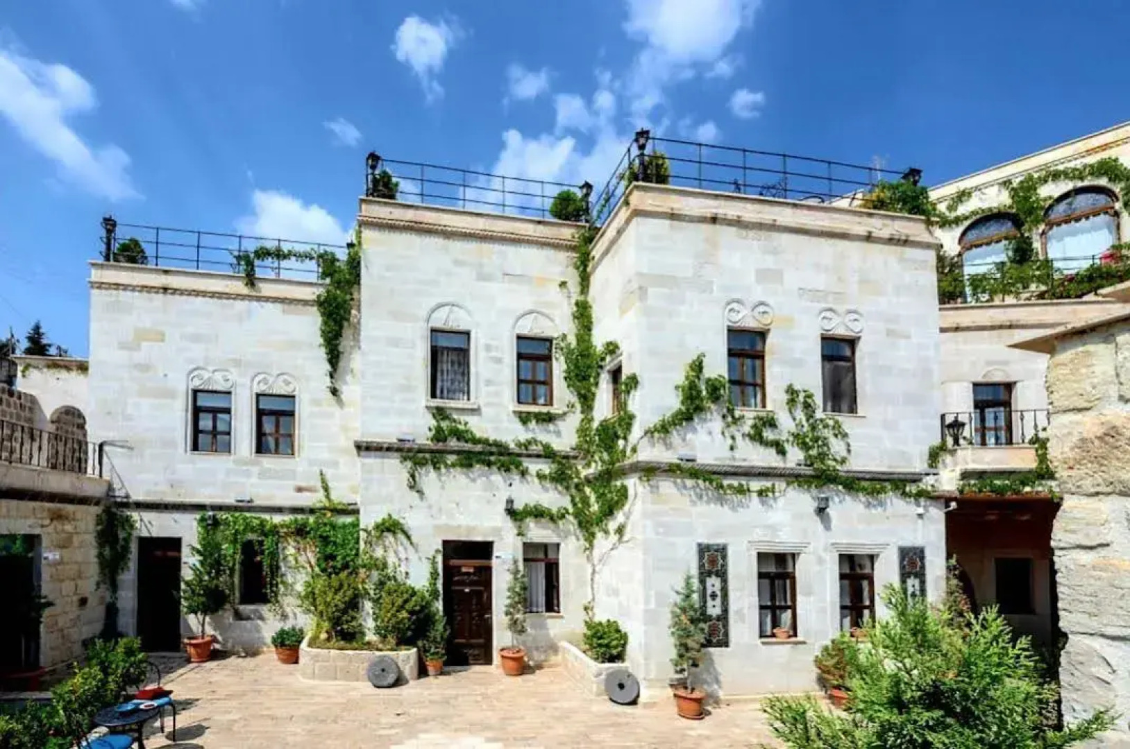 Sinasos Palace Cave Hotel