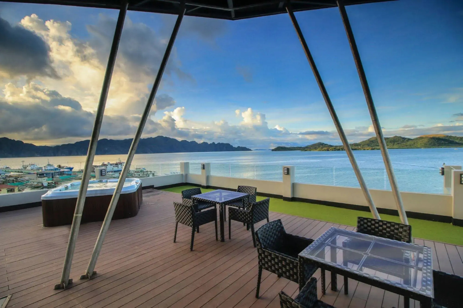 Two Seasons Coron Bayside Hotel