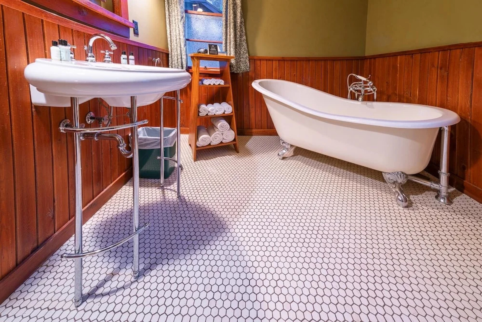 Johnston Canyon Lodge and Bungalows