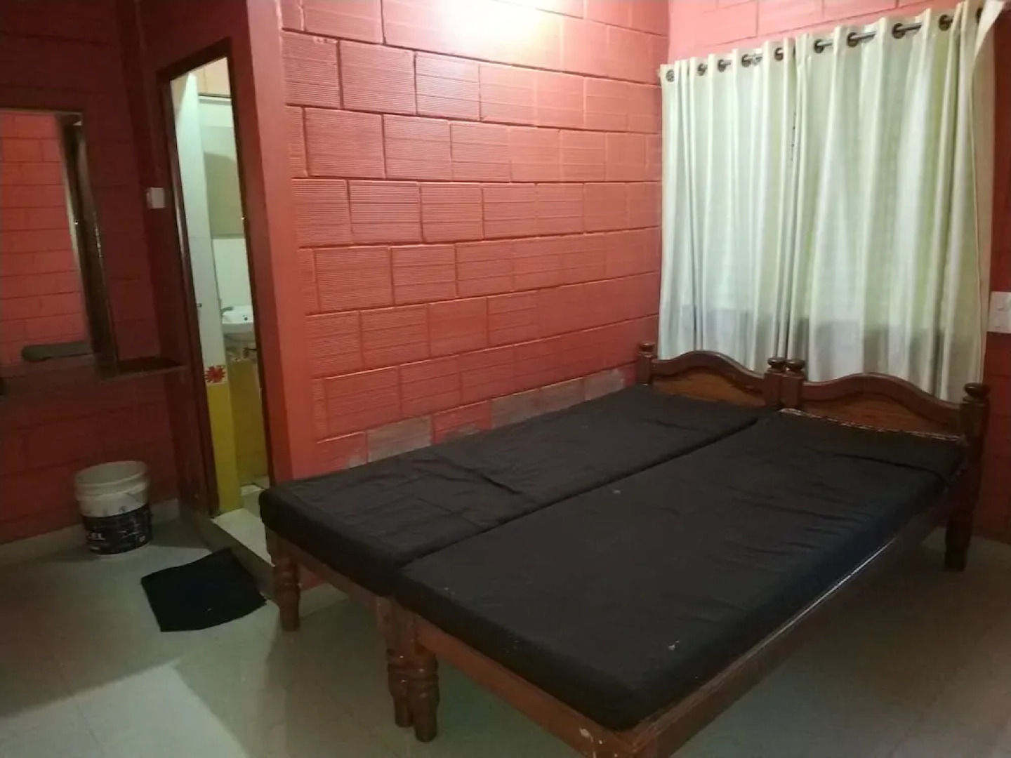 Iroomz Savitri Guest House