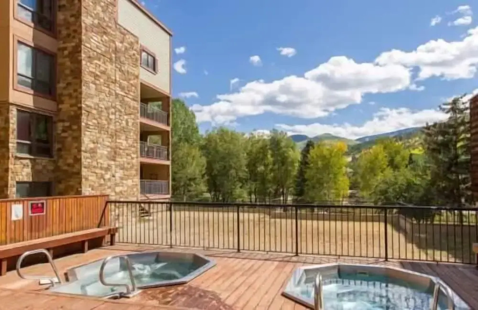 Breakaway West Ski Condo 1,5 miles from the Lifts by RedAwning