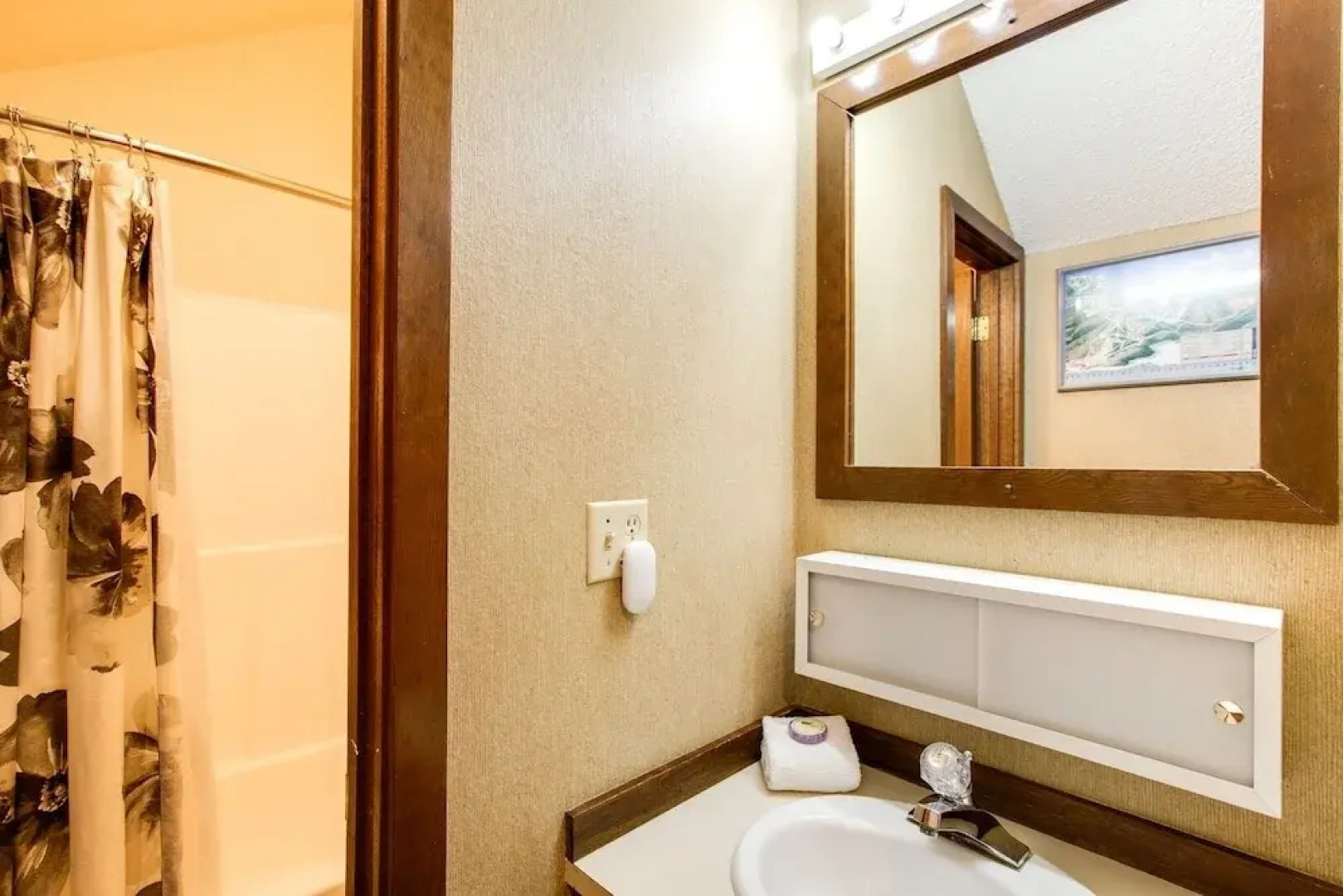 59sw - Fireplace - Dishwasher - Washer/dryer - Sleeps 6 2 Bedroom Home by RedAwning